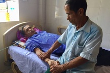 Ánh mắt cầu cứu của người cha có 2 đứa con thập tử nhất sinh