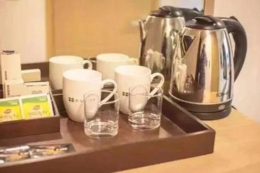 Kinh hoàng: Nữ du khách lấy ấm siêu tốc trong khách sạn để giặt đồ lót