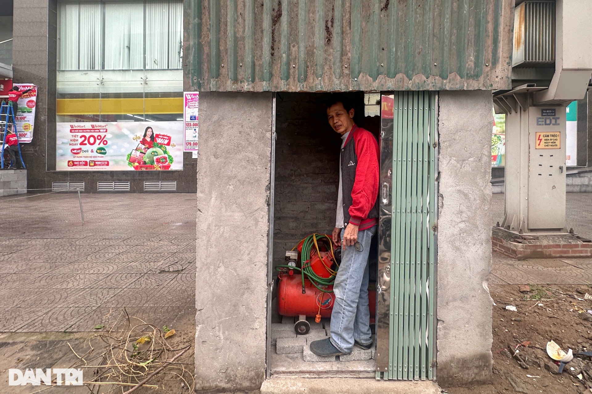 Bố con người Hà Nội sống trong 2 mẩu nhà siêu nhỏ thừa lại sau giải tỏa - 13 Bố con người Hà Nội sống trong 2 mẩu nhà siêu nhỏ thừa lại sau giải tỏa - 13