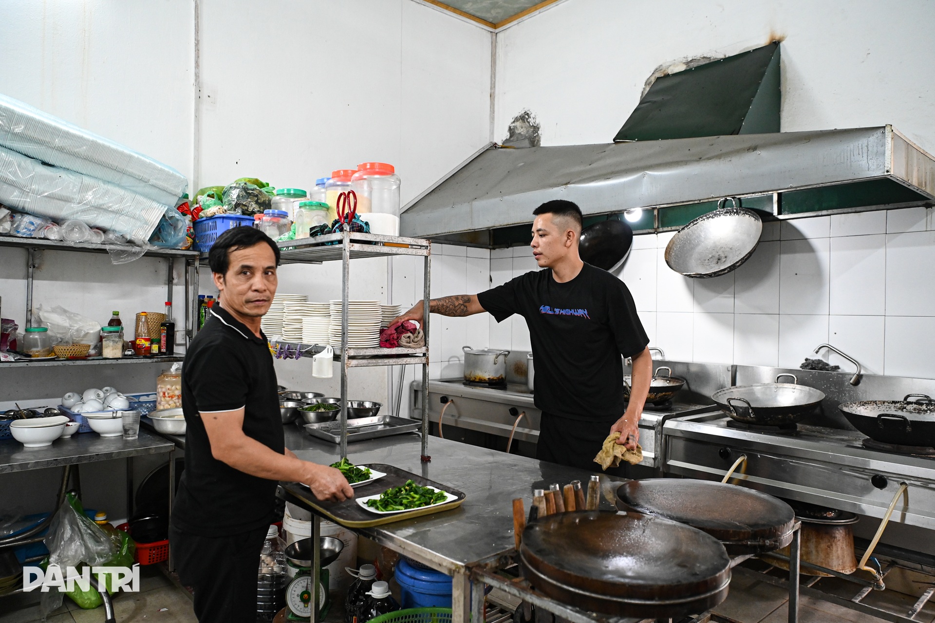 Ngày về mở quán cơm của tài xế container đâm xe Innova đi lùi trên cao tốc - 4 Ngày về mở quán cơm của tài xế container đâm xe Innova đi lùi trên cao tốc - 4