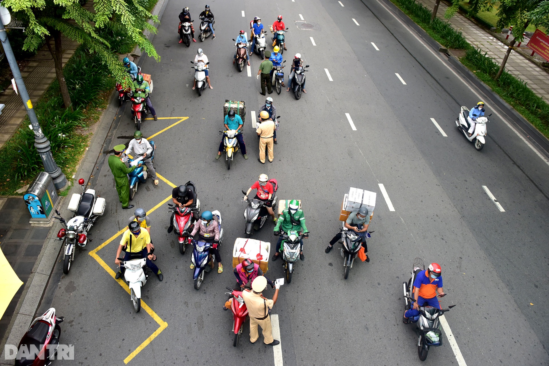 Xe cộ ùn ùn chờ khai báo di biến động dân cư tại chốt kiểm soát ở Sài Gòn - 18