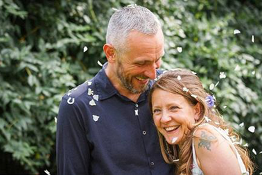 Không nỡ chia lìa, người đàn ông 6 ngày ôm xác vợ