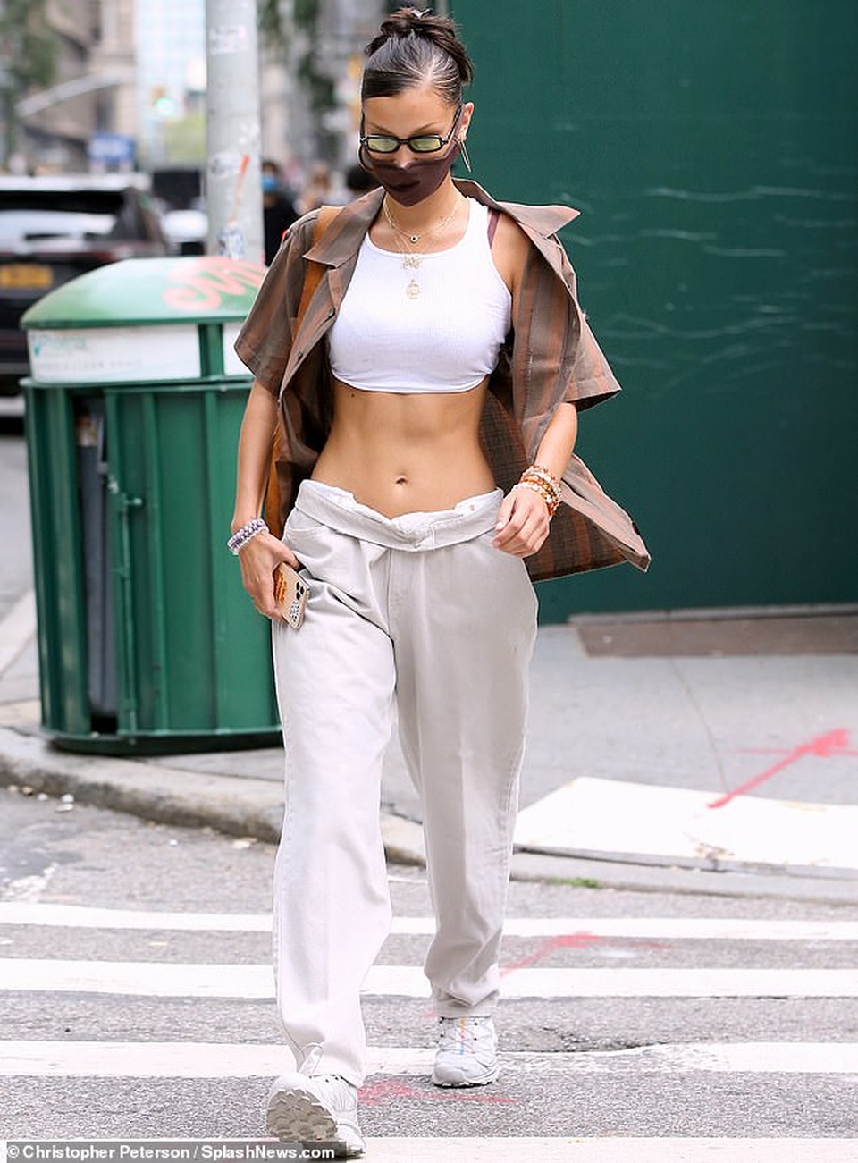 Mê mẩn eo thon nhỏ xíu của Bella Hadid - 4 Mê mẩn eo thon nhỏ xíu của Bella Hadid - 4