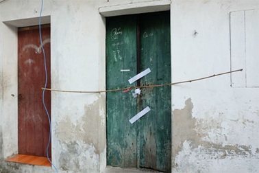 Hà Nội: Đôi nam nữ ôm nhau chết trong nhà trọ