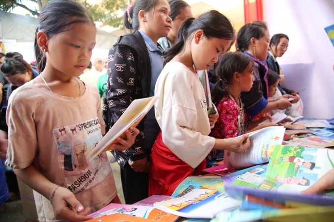 Các em học sinh và phụ huynh đi chợ mua hàng tại các gian hàng 0 đồng.
