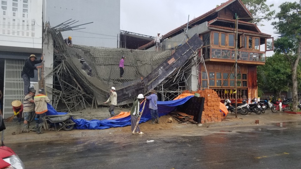 Trần bê tông đổ sập khi vừa mới hoàn thành - 1 Trần bê tông đổ sập khi vừa mới hoàn thành - 1