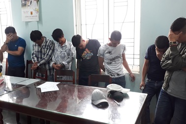 Rủ bạn bè thuê nhà nghỉ đập đá vì giận gia đình