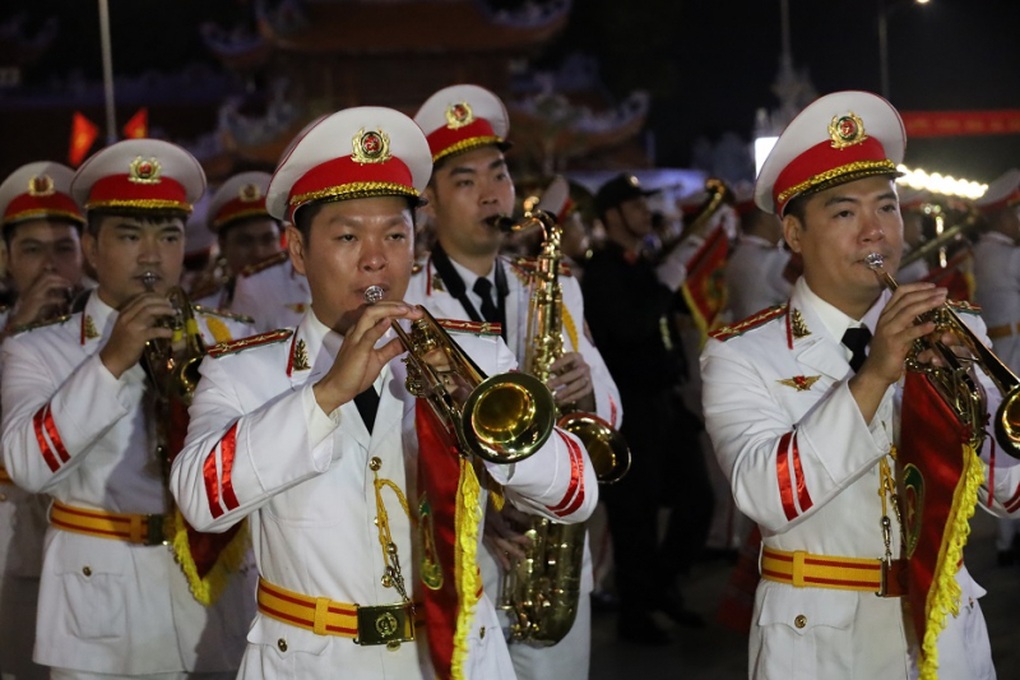 Người dân rủ nhau đi xem cảnh sát cơ động biểu diễn nhạc kèn - 3 Người dân rủ nhau đi xem cảnh sát cơ động biểu diễn nhạc kèn - 3