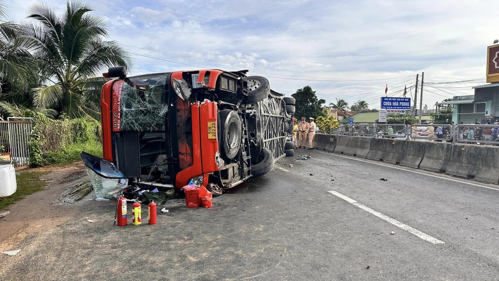 Hành khách la hét khi ô tô của Phương Trang lật nghiêng trên quốc lộ 1A - 1 Hành khách la hét khi ô tô của Phương Trang lật nghiêng trên quốc lộ 1A - 1
