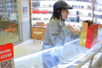 Trả điện thoại cho cô gái bị trộm, chủ tiệm gặp chuyện bất ngờ sau 2 năm