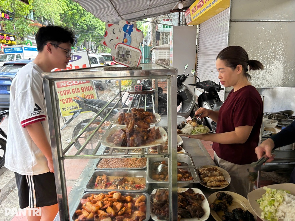 Gặp chủ quán cơm ở Hà Nội cưu mang bé trai bỏ nhà đi 27 ngày