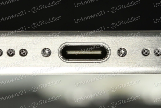 Hình ảnh cổng kết nối USB-C trên iPhone 15 bị rò rỉ trên mạng xã hội (Ảnh: Twitter). Hình ảnh cổng kết nối USB-C trên iPhone 15 bị rò rỉ trên mạng xã hội (Ảnh: Twitter).