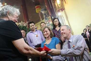 Đại sứ Mỹ đội mưa đưa mẹ lên chùa Quán Sứ làm lễ Vu lan