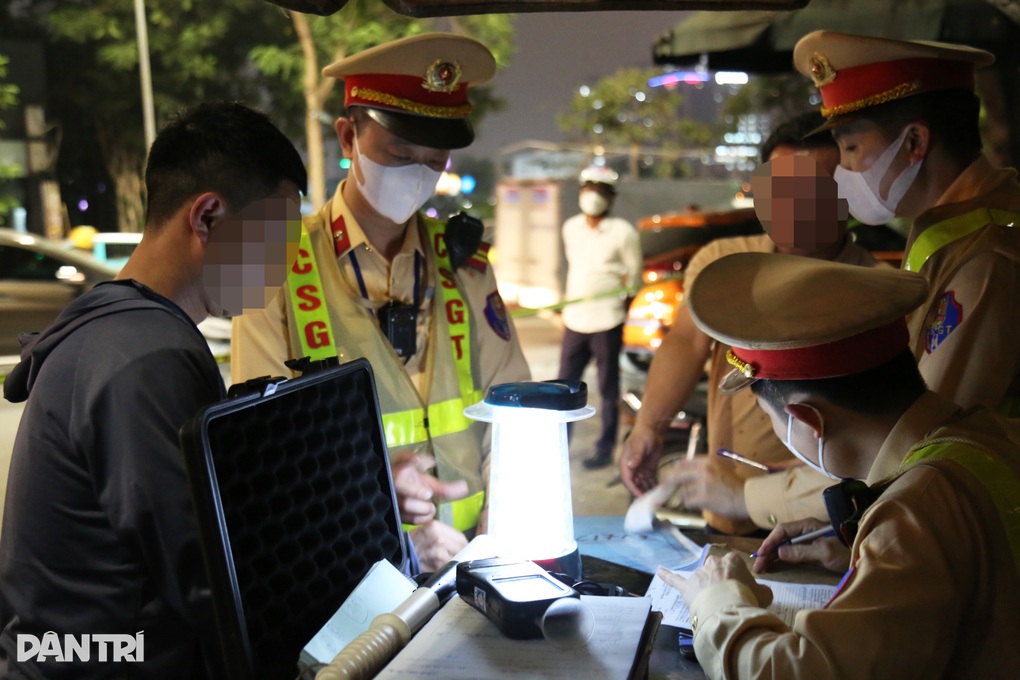 Hà Nội: Uống cốc bia cho mát, nam tài xế bị xử phạt 2,5 triệu đồng - 1 Hà Nội: Uống cốc bia cho mát, nam tài xế bị xử phạt 2,5 triệu đồng - 1