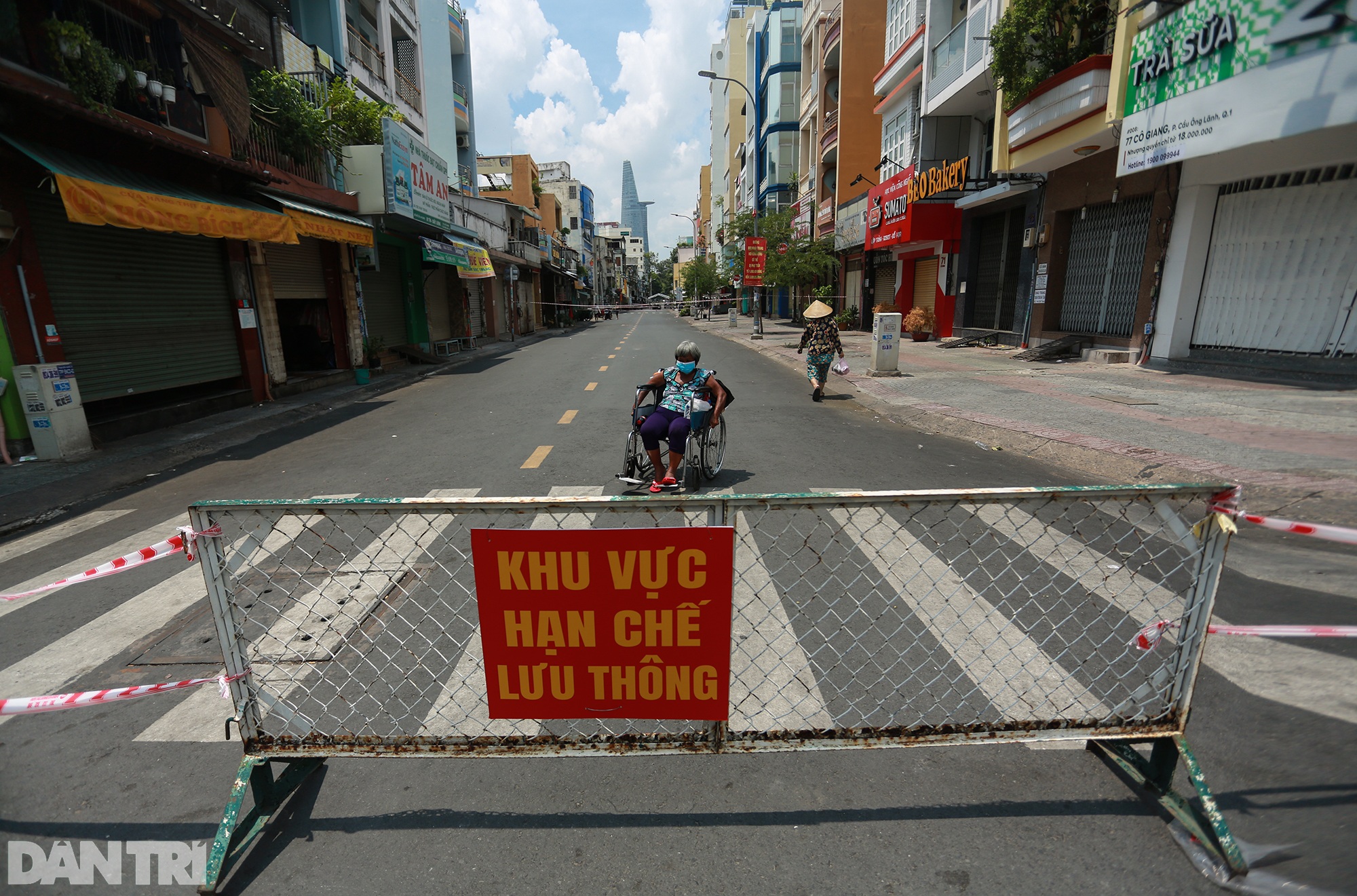 Người Sài Gòn dựng hàng rào đặc biệt, cấm người lạ vào hẻm - 1 Người Sài Gòn dựng hàng rào đặc biệt, cấm người lạ vào hẻm - 1