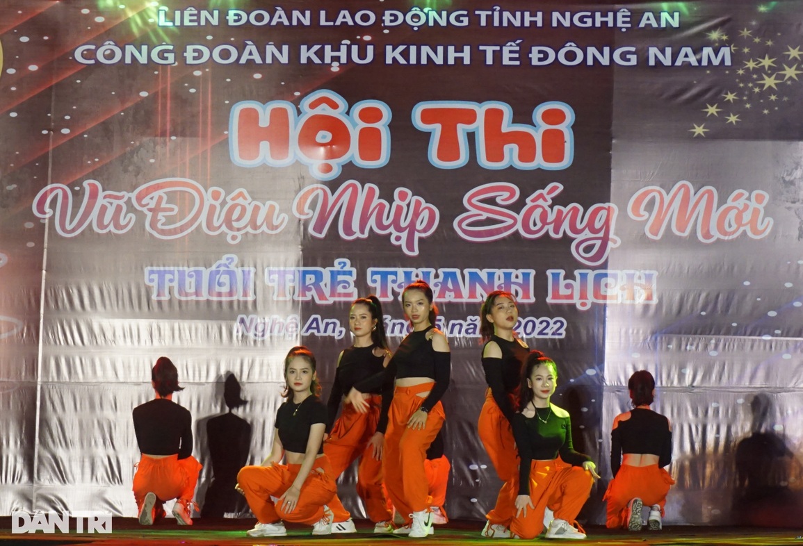 Công nhân trẻ cháy hết mình trong Vũ điệu nhịp sống mới - 8 Công nhân trẻ cháy hết mình trong Vũ điệu nhịp sống mới - 8
