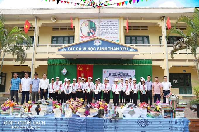 Trao tặng sách trên quê hương danh nhân văn hóa Vũ Diệm - Ảnh 3. Trao tặng sách trên quê hương danh nhân văn hóa Vũ Diệm - Ảnh 3.