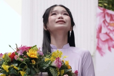 Nữ sinh lớp 12 bật khóc trong lễ tri ân: "Em không muốn đơn độc nữa..."