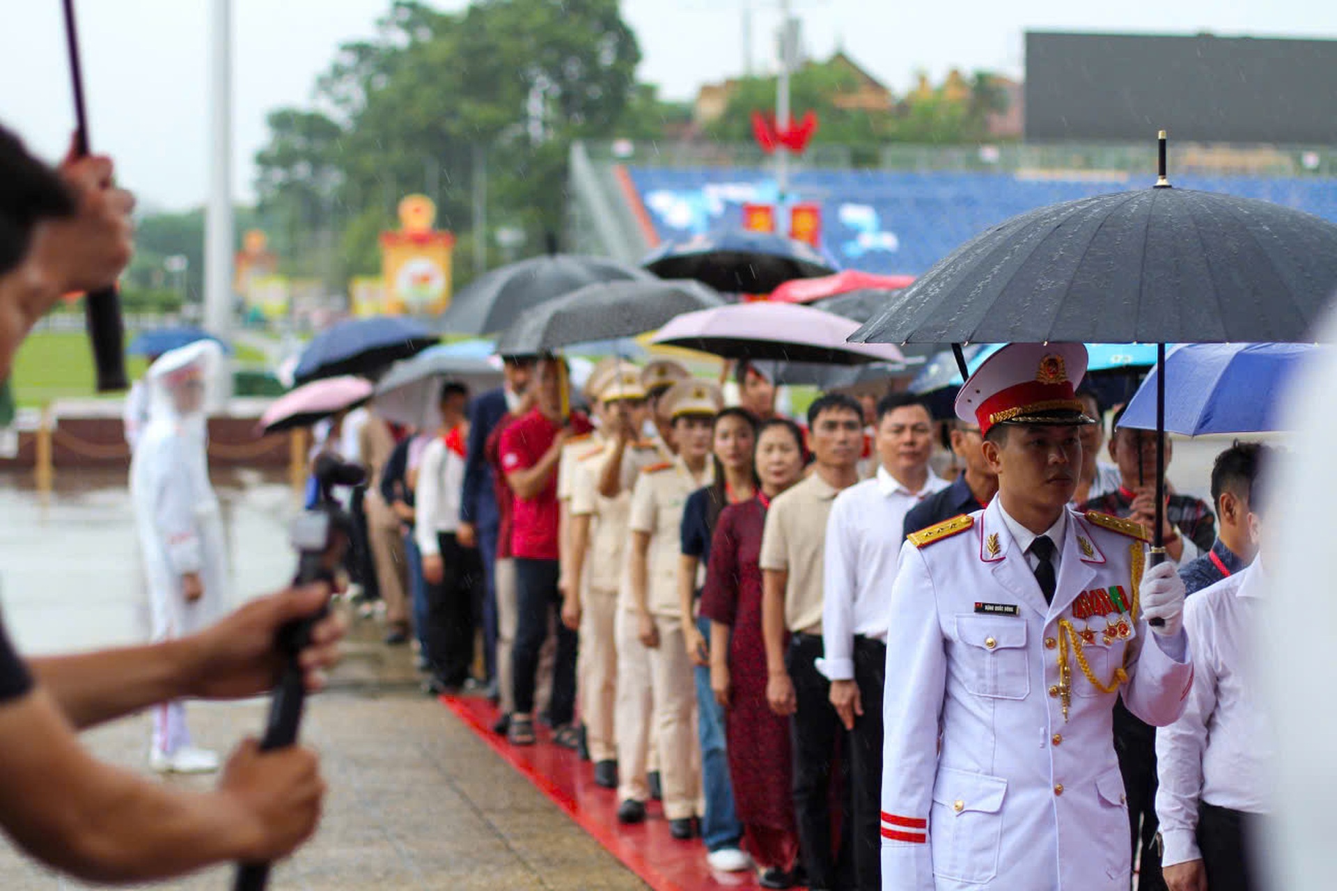 Cục trưởng Xuân Bắc, Đen Vâu cùng dàn nghệ sĩ thăm Nhà sàn Bác Hồ - 1 Cục trưởng Xuân Bắc, Đen Vâu cùng dàn nghệ sĩ thăm Nhà sàn Bác Hồ - 1