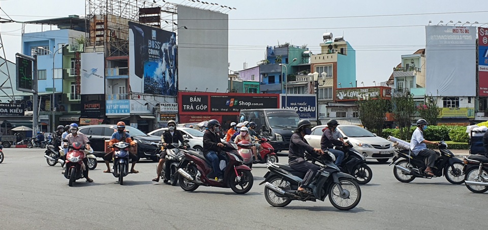 Người Sài Gòn ùa ra đường ngày không cách ly - 5 Người Sài Gòn ùa ra đường ngày không cách ly - 5