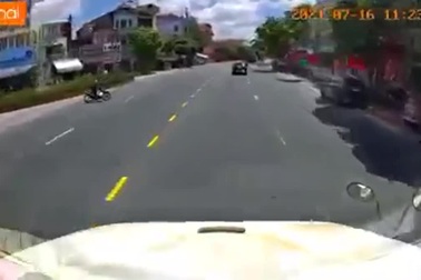 Người đi xe máy suýt trả giá đắt vì tạt đầu container