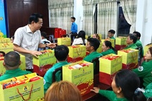 Nữ công nhân mừng vui vì "có quà Tết để mang về cho mẹ"