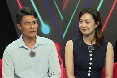 Giám đốc U50 bị nữ tiếp viên kém 11 tuổi phũ phàng từ chối nắm tay, hẹn hò