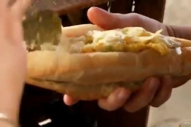 Anthony Bourdain thưởng thức bánh mỳ VN