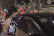 Hà Nội: Nghi chồng chở nhân tình, người phụ nữ dùng gạch đập kính ô tô