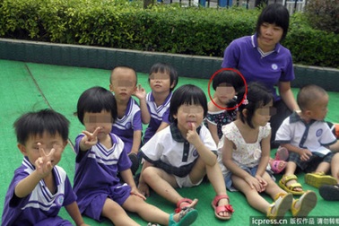  Trung Quốc: Trẻ mẫu giáo chết vì bị bỏ quên trên xe buýt suốt 8 giờ 