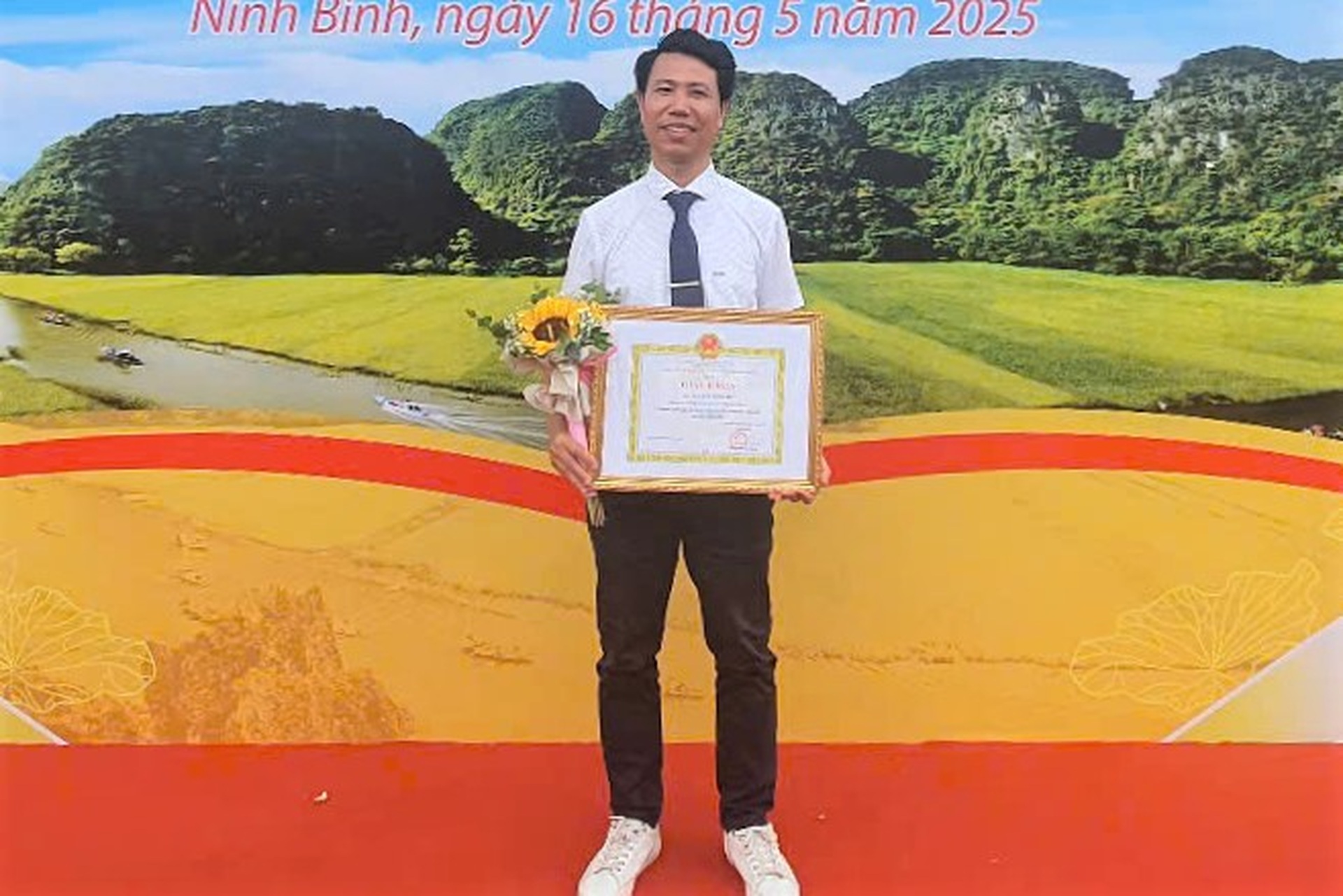 Bộ 3 thầy cô trường làng “mát tay” với thủ khoa - 4 Bộ 3 thầy cô trường làng “mát tay” với thủ khoa - 4