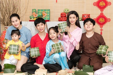 Xuân Lan, Thân Thúy Hà và Trương Quỳnh Anh dạy các con gói bánh chưng