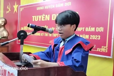 Tuyên dương thủ khoa tốt nghiệp THPT của tỉnh Cà Mau