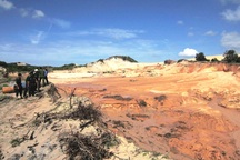 Vỡ hồ chứa chất thải titan, hàng trăm mét khối cát tràn vào nhà dân