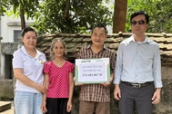 Hơn 143 triệu đồng giúp vợ chồng người đàn ông khiếm thị vơi bớt khó khăn