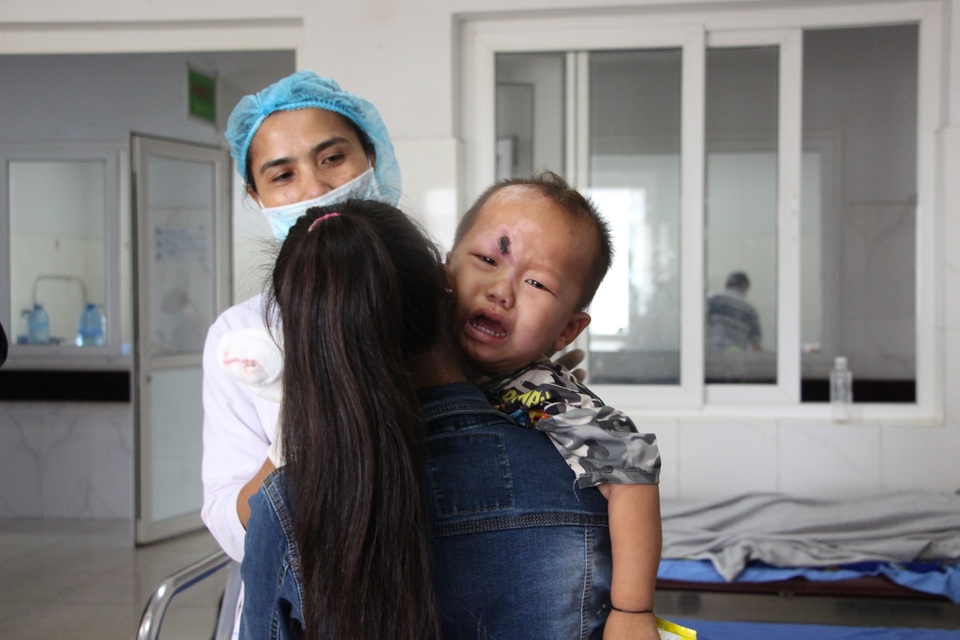 Bé trai khóc thét đau đớn được cứu ra từ bếp lửa, nhìn bé lòng đau quặn! - 6 Bé trai khóc thét đau đớn được cứu ra từ bếp lửa, nhìn bé lòng đau quặn! - 6