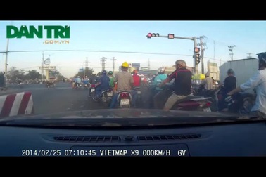 Rùng mình cảnh hàng loạt xe máy vượt đèn đỏ bị xe tải “lùa” trên quốc lộ