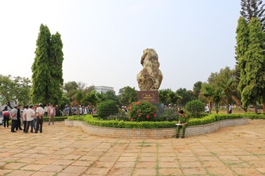 Truy tìm danh tính thi thể không giấy tờ, tài sản nằm giữa quảng trường