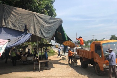 Tháo dỡ hàng trăm hàng quán “xén” hành lang giao thông trên quốc lộ 1