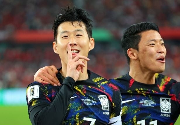 Son Heung Min strålar starkt, det koreanska laget besegrar Kina vackert - 4 Son Heung Min tỏa sáng rực rỡ, tuyển Hàn Quốc hạ đẹp Trung Quốc - 4