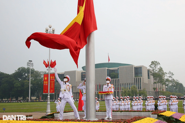 "Chọn công lý và lẽ phải, không chọn bên"