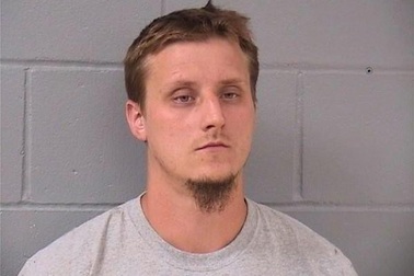 Phẫn nộ cha nhốt con trong tầng hầm cho chó cắn