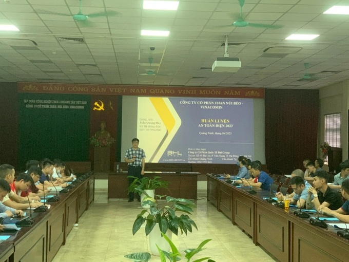 Công ty Cổ phần Quốc tế BHL Group huấn luyện an toàn điện tại Công ty Cổ phần Than Núi Béo, tỉnh Quảng Ninh.
