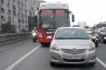 Có còi hú vẫn đi vào làn khẩn cấp, xe khách bị lên án "điếc không sợ súng"