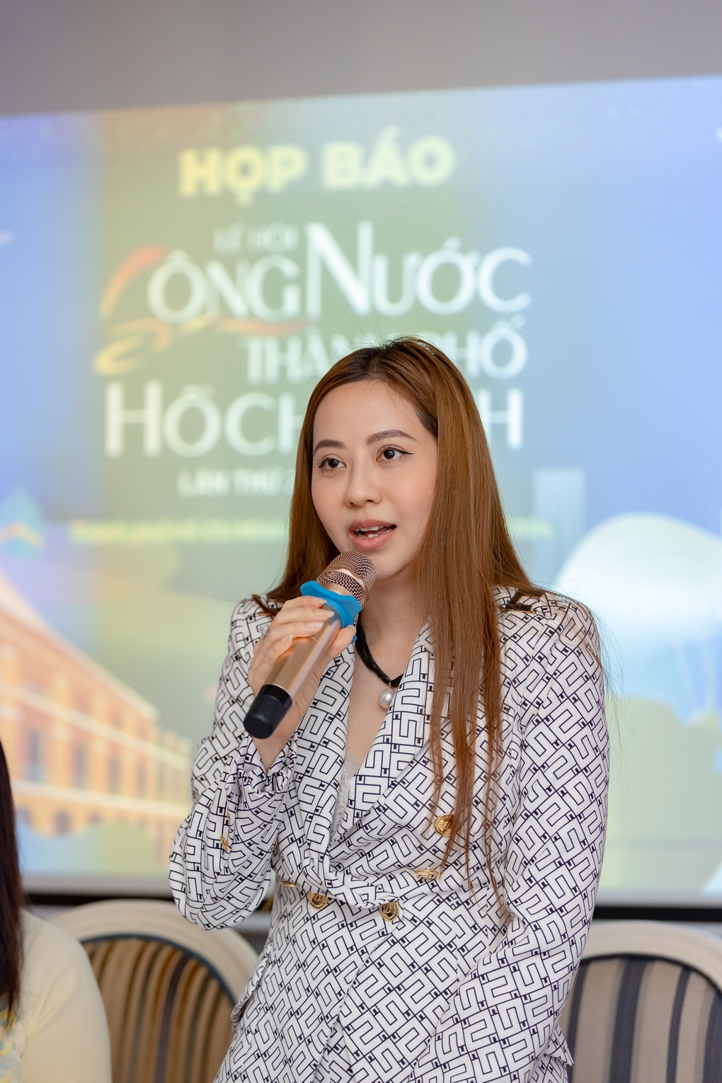 Trình diễn vở đại nhạc kịch đồ sộ trên sông Sài Gòn - 2 Trình diễn vở đại nhạc kịch đồ sộ trên sông Sài Gòn - 2