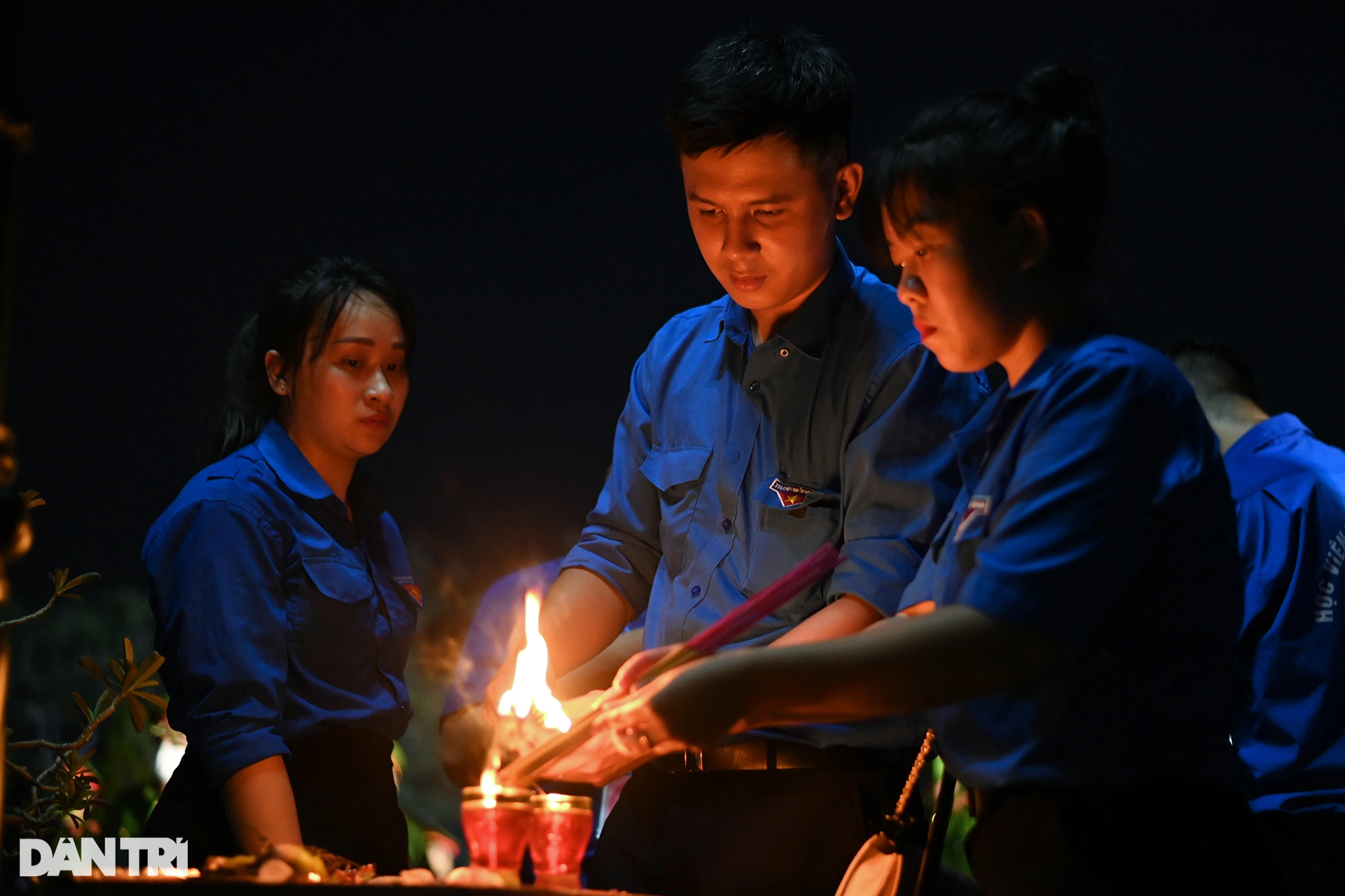 Nghĩa trang liệt sĩ Hà Nội bừng sáng hàng nghìn ngọn nến tri ân dịp 27/7 - 17 Nghĩa trang liệt sĩ Hà Nội bừng sáng hàng nghìn ngọn nến tri ân dịp 27/7 - 17