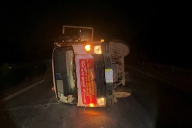 Ô tô cứu trợ bà con vùng lũ lật trên cao tốc Nội Bài - Lào Cai