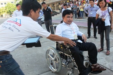 Trao tặng xe lăn điện đến sinh viên “đi học trên lưng cha”