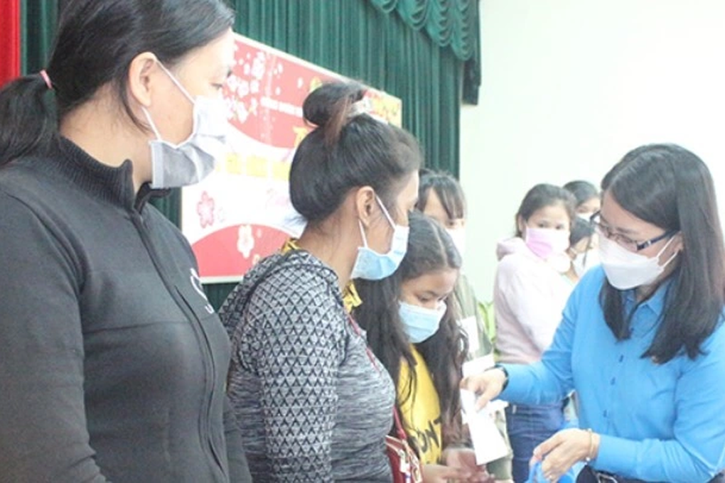 Nhiều công ty công bố thưởng Tết, công nhân nín thở ngóng tin - 2 Nhiều công ty công bố thưởng Tết, công nhân nín thở ngóng tin - 2