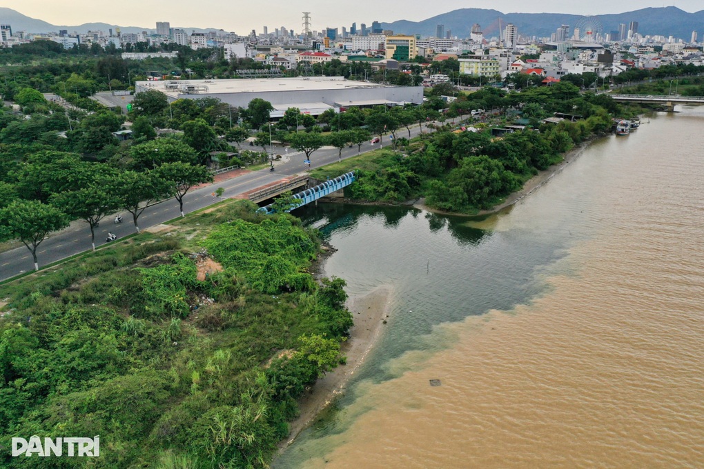 Nước thải đen ngòm đổ thẳng ra sông ở Đà Nẵng - 1 Nước thải đen ngòm đổ thẳng ra sông ở Đà Nẵng - 1
